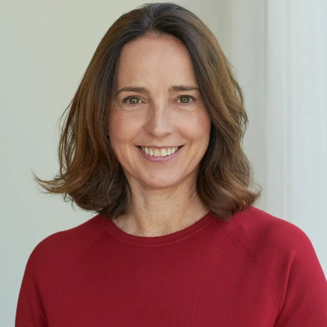Portrait de Sarah Friar, cadrage buste, de face, sur fond clair uni.